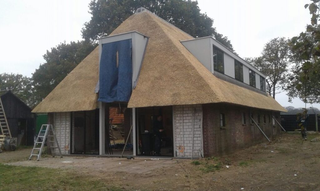 Rietdekken voor woonboerderij te Vinkel